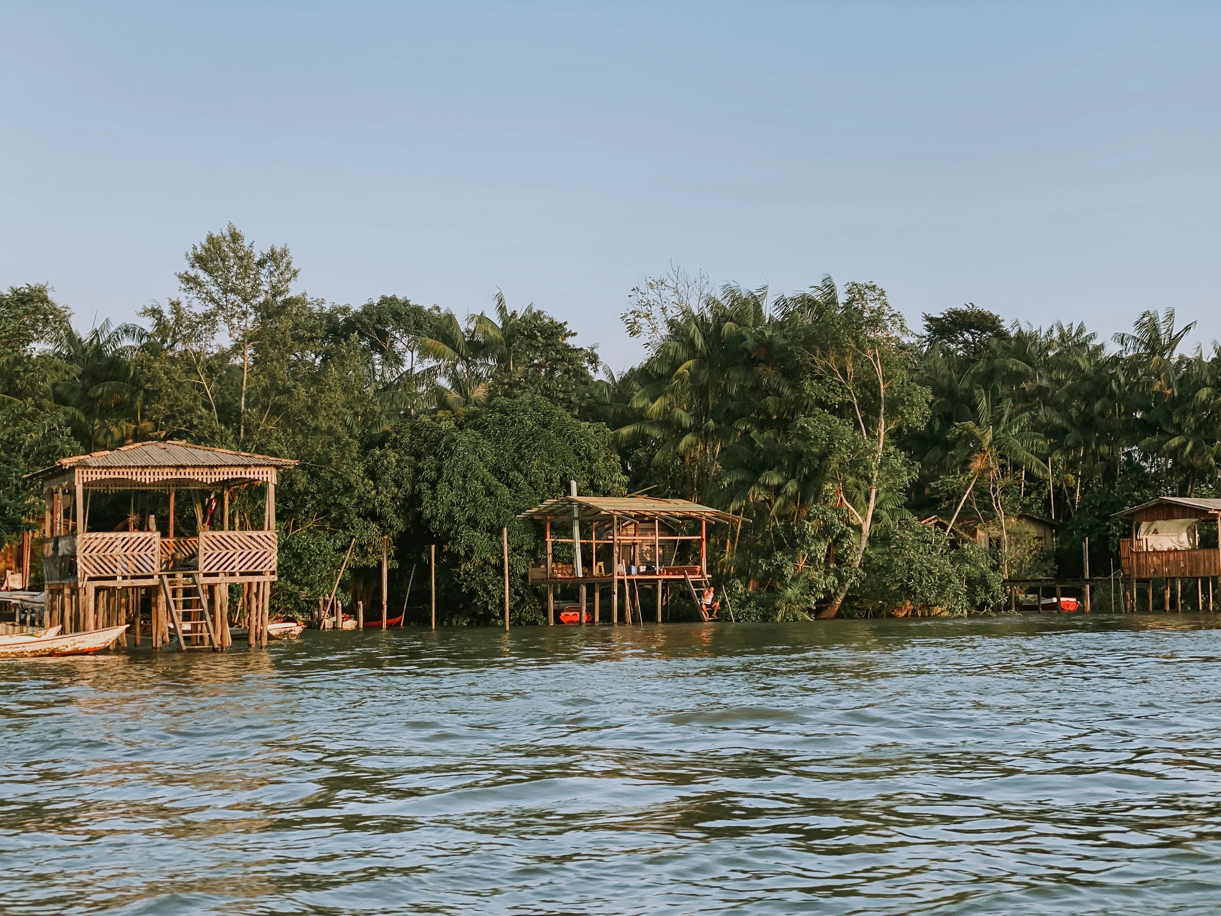 Mão trabalhando em peça artesanal de cerâmica